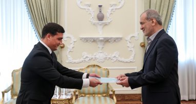 posol-turkmenistana-vruchil-veritelnye-gramoty-prezidentu-irana-f770683.jpg