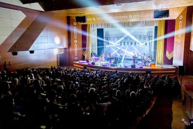 kinokoncertnyj-zal-turkmenistan-priglashaet-dam-na-prazdnichnyj-koncert-bez-vhodnoj-platy-1253f81.jpg