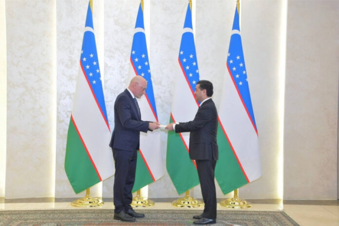 posol-estonii-pristupil-k-svoej-dipmissii-v-uzbekistane-4aef3e8.jpg