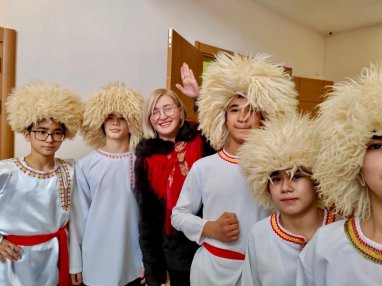 turkmenskie-studenty-posetili-shkolu-imeni-mahtumkuli-fragi-v-astrahanskoj-oblasti-82053c7.jpg