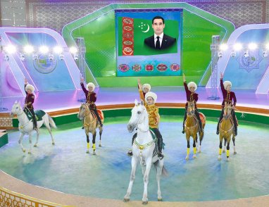 18-tysjach-zritelej-posetili-vystuplenie-konnoj-gruppy-galkynysh-v-maryjskom-velajate-0fe856e.jpg