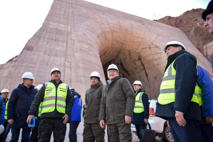 kyrgyzskogo-premera-svozili-na-rogunskuju-ges-213582c.jpg