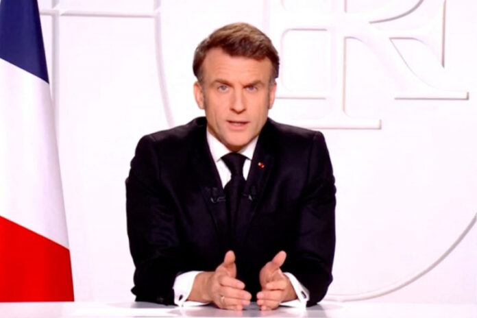 makron-hochet-postavit-franciju-na-voennye-relsy-36878a8.jpg