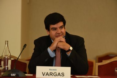 pedro-vargas-david-dlja-euronews-bolshaja-chest-propagandirovat-turkmenskoe-kovrotkachestvo-60d70f7.jpg
