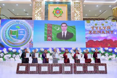 v-turkmenistane-nazvali-pobeditelnic-nacionalnogo-konkursa-zhenshhina-goda-dbcc571.jpg