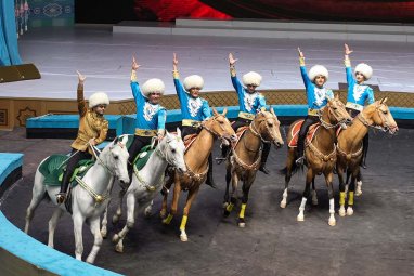 v-turkmenistane-prodolzhajutsja-gastroli-konnoj-gruppy-galkynysh-a3bf5af.jpg