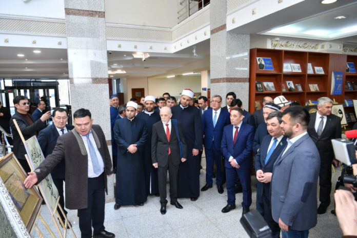 vystavka-islamskoj-kalligrafii-otkrylas-v-astane-5b7b3dc.jpg