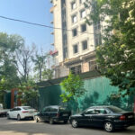 В Душанбе при установке окон с высоты упали четверо мужчин, двое погибли