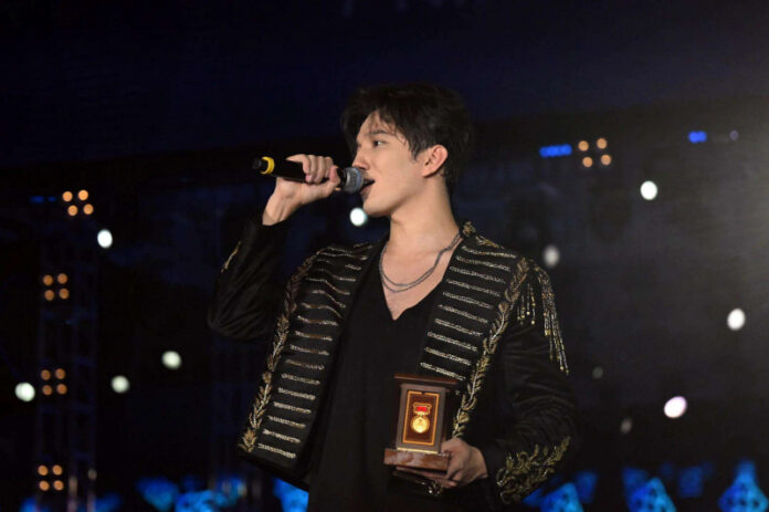 dimash-kudajbergen-poluchil-zvanie-narodnogo-artista-kyrgyzstana-6bc806e.jpg