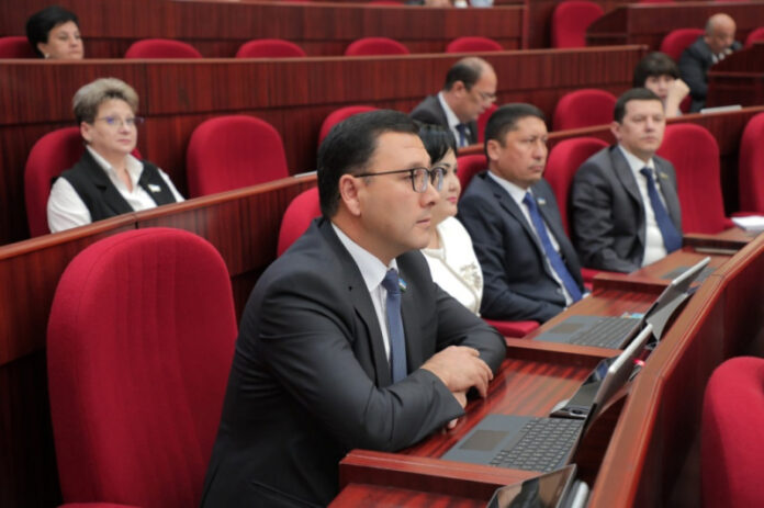 prezident-utverdil-novye-pravila-premij-i-nadbavok-dlja-chinovnikov-2b5e706.jpg