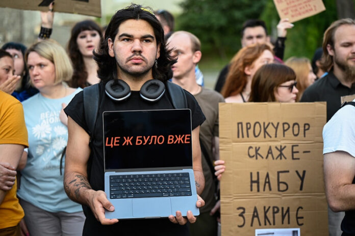 v-socsetjah-mnozhatsja-sluhi-ob-upadnicheskih-nastroenijah-v-ofise-zelenskogo-28201f2.jpg