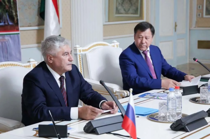 Путин предложил рассмотреть отмену патентов для трудовых мигрантов