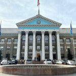Сотрудникам мэрий в КР увеличат зарплаты и премиальные до 200 процентов