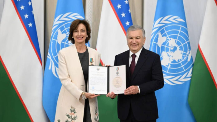 prezident-uzbekistana-vruchil-gendirektoru-junesko-orden-dustlik-8875f86.jpg
