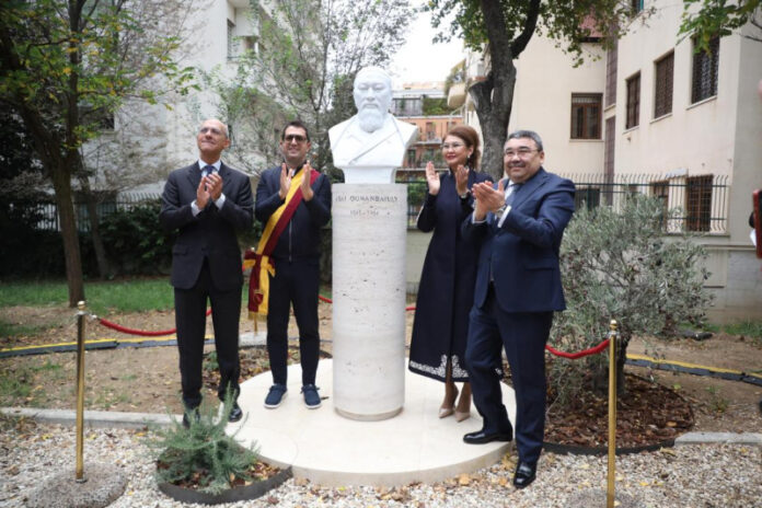 v-italii-otkryli-bjust-abaju-kunanbajuly-b26d768.jpg