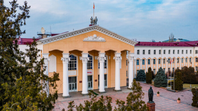 zarplaty-v-vuzah-ne-radujut-prepodavatelej-488e17c.jpg