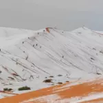 Снег в Сахаре: жители алжирской деревни катаются с заснеженных дюн