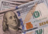 Узбекистанцам официально разрешили покупать в банках до $500 без паспорта