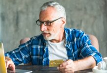 Казахстанским пенсионерам запретили оформлять кредиты онлайн