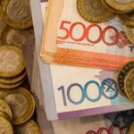 Тенге укрепляется к доллару на торгах