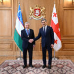 Президента Узбекистана наградили орденом «Золотое руно». Видео