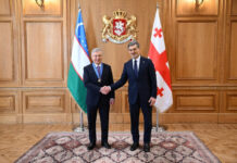 Президента Узбекистана наградили орденом «Золотое руно». Видео