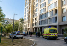 17-летняя девушка выпала из окна ЖК в Алматы: полиция начала расследование