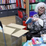 Книги на французском языке доставили из Парижа в Алматы ко Дню знаний
