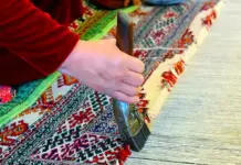 Мастерицы западного региона Туркменистана ткут ковёр-гигант