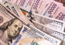 Официальный курс доллара опустился ниже 11 800 сумов впервые за три года