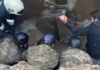 Рабочего засыпало грунтом в Караганде