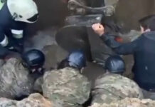 Рабочего засыпало грунтом в Караганде