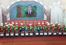 В Туркменистане 14 бахши получили золотые цепи Президента