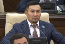 Депутат Назаров поздравил маму в эфире мажилиса: понес ли он наказание