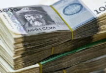 Госслужащие в КР получат президентскую доплату и надбавку до 50% к окладу