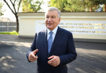 Мирзиёеву показали парковку, работающую по принципу лифта. Видео