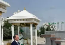 Посол ЕС возложил цветы к монументу Независимости Туркменистана