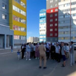 «Соседи видят друг друга через трещины»: жители многоэтажек в Актобе заявили, что их дома разрушаются (видео)