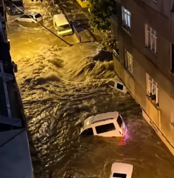 В Стамбуле из-за сильных ливней затоплены улицы и дома, нарушено движение транспорта