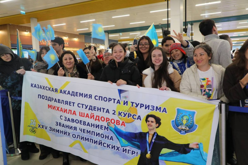 Портрет чемпиона на ковре: Михаила Шайдорова встретили в аэропорту Алматы