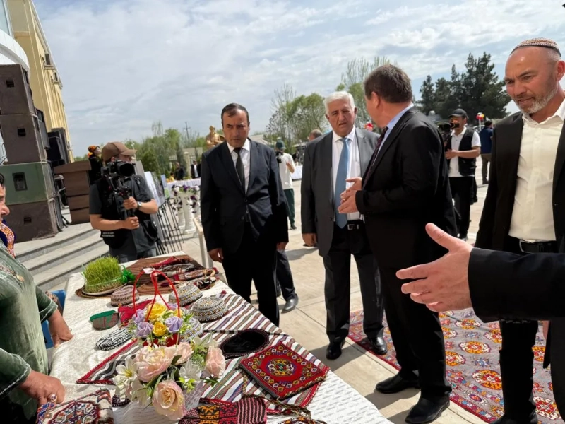 В Таджикистане отметили Новруз на базе туркмено-таджикской школы