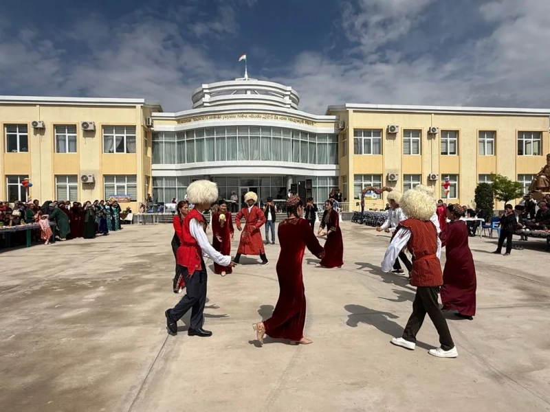В Таджикистане отметили Новруз на базе туркмено-таджикской школы