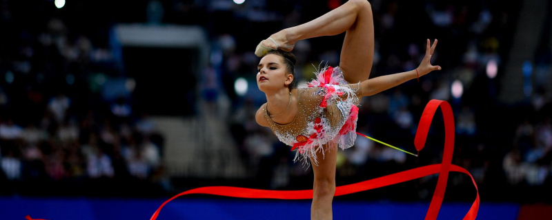 Российская гимнастка Дина Аверина выполняет упражнение с лентой в финале соревнований по художественной гимнастике на II Европейских играх в Минске