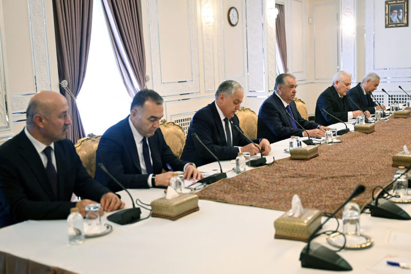 Эмомали Рахмон прибыл в Тегеран и встретился с президентом Ирана
