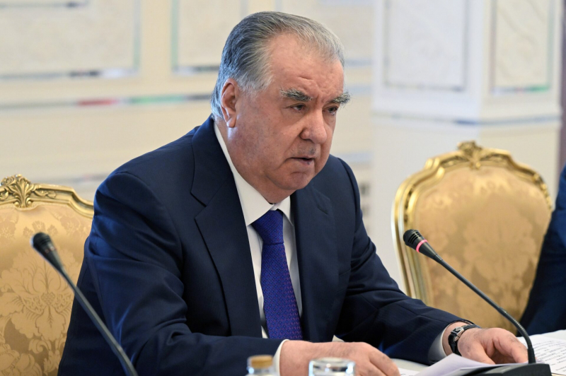 Эмомали Рахмон прибыл в Тегеран и встретился с президентом Ирана