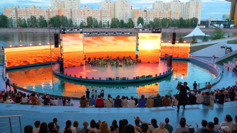 Национальный день домбры: мультимедийное музыкальное шоу прошло в столичном амфитеатре