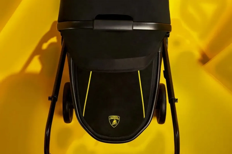 Lamborghini выпустила лимитированную детскую коляску в фирменных цветах бренда