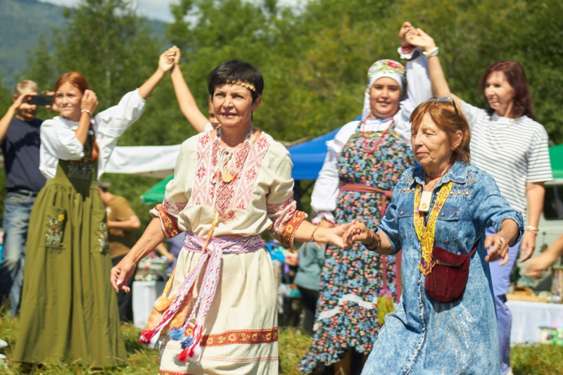 Звучали песни, кипел самовар...
